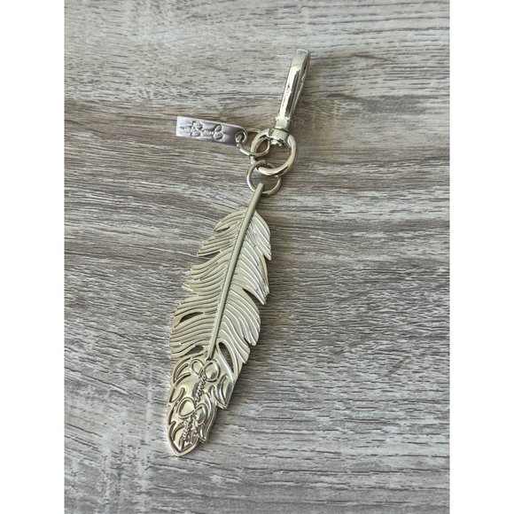 JESSICA SIMPSON SOLID FEATHER GOLD TONE HANDBAG CHARM / KEYTAG - Picture 1 of 6